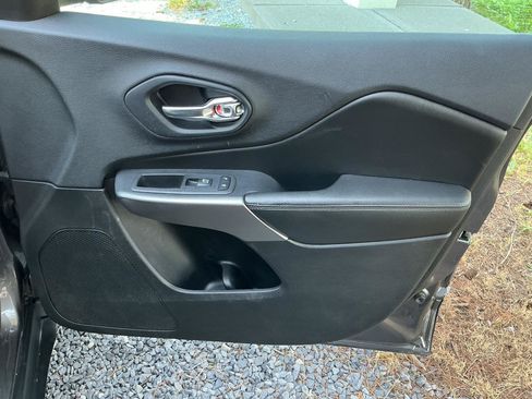 Used 2019 Jeep Cherokee Limited w/ Technology Group AWD/4WD image 19