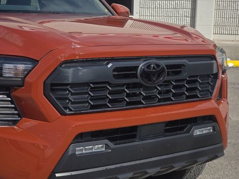 Certified 2025 Toyota Tacoma TRD Off-Road AWD/4WD image 7