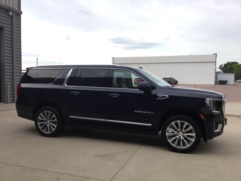 Used 2021 GMC Yukon XL Denali w/ Denali Ultimate Package AWD/4WD image 4