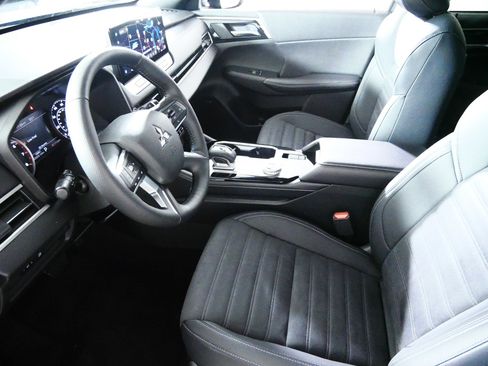 New 2026 Mitsubishi Outlander LE AWD/4WD image 4