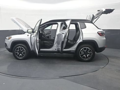 Used 2025 Jeep Compass Trailhawk AWD/4WD image 38