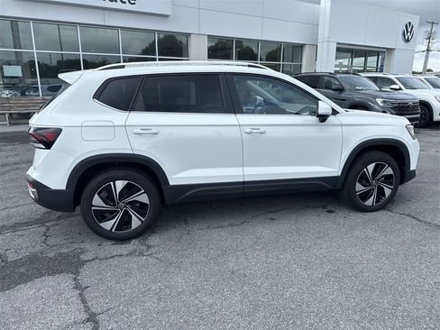 New 2025 Volkswagen Taos SE image 4