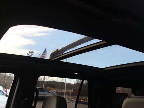 Used 2022 Chevrolet Tahoe Z71 w/ Luxury Package image 33