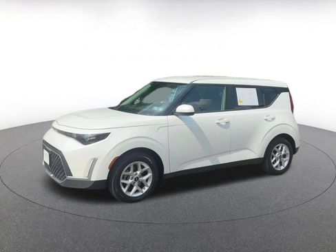 Used 2025 Kia Soul LX w/ LX Technology Package FWD image 7
