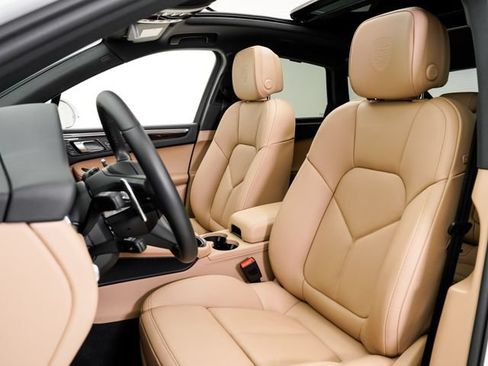 Certified 2026 Porsche Macan AWD/4WD image 5