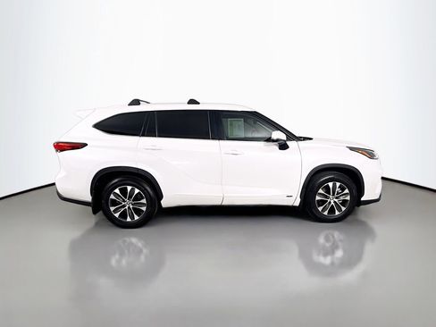 Used 2023 Toyota Highlander XLE AWD/4WD image 30