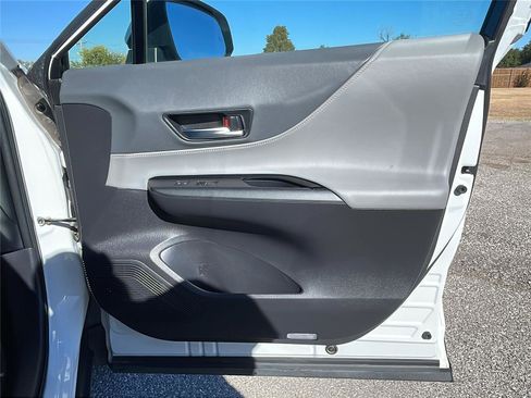 Used 2023 Toyota Venza LE image 13