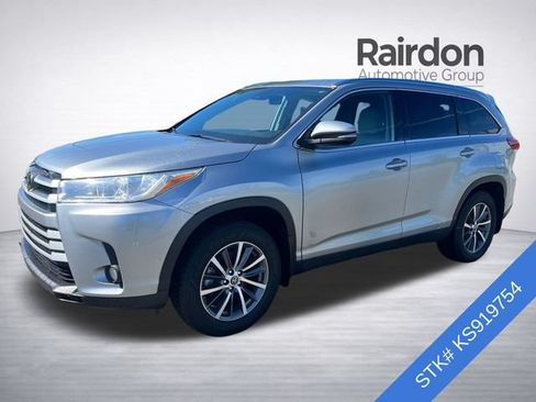 Used 2019 Toyota Highlander XLE AWD/4WD image 3