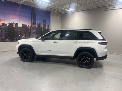 New 2025 Jeep Grand Cherokee Limited w/ Black Appearance Package image 4