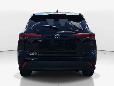 Used 2023 Toyota Highlander L FWD image 5