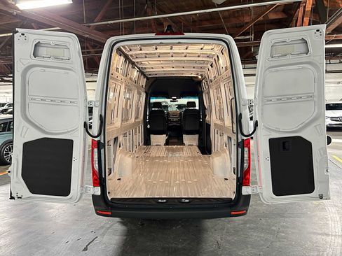 Used 2025 Mercedes-Benz Sprinter 2500 image 18