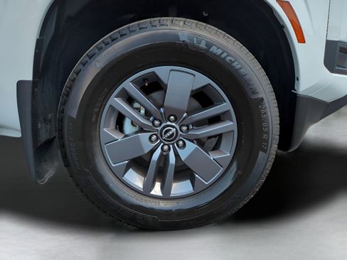 Used 2025 Nissan Frontier SV image 11