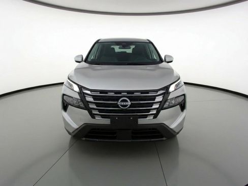 Used 2025 Nissan Rogue SV image 2