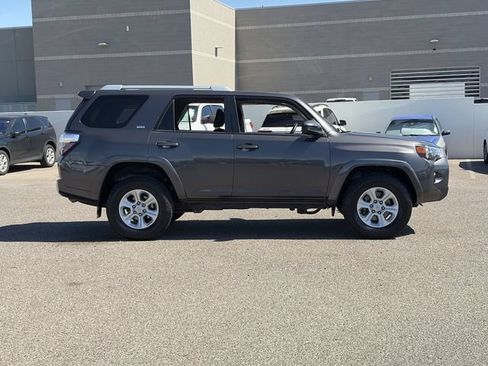 Used 2018 Toyota 4Runner SR5 AWD/4WD image 5