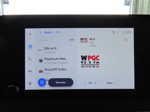 Used 2023 Toyota Prius XLE FWD image 24