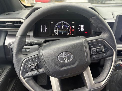Used 2025 Toyota 4Runner SR5 image 32