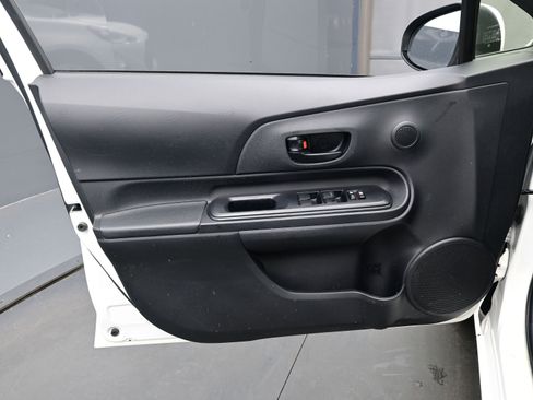 Used 2016 Toyota Prius C One image 9