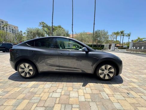 Used 2024 Tesla Model Y Long Range AWD/4WD image 8