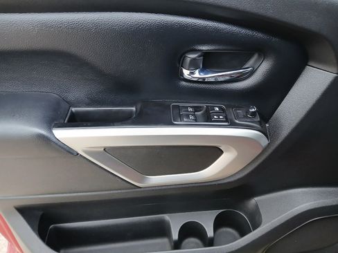 Used 2017 Nissan Titan SV image 12