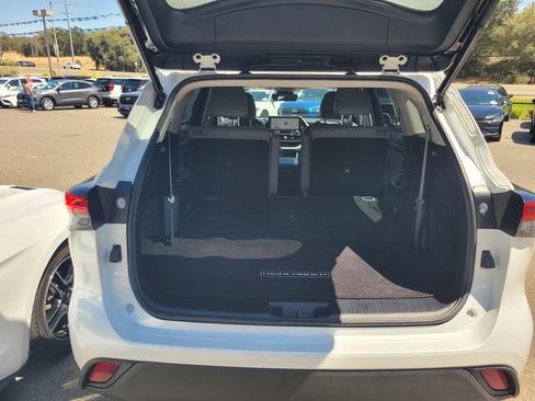 Used 2023 Toyota Highlander XLE AWD/4WD image 8
