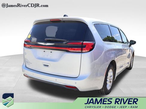 Used 2023 Chrysler Pacifica Touring-L FWD image 12