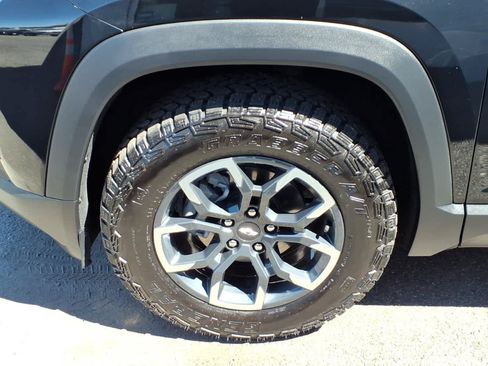 Used 2025 Chevrolet Equinox ACTIV w/ Safety and Technology Package AWD/4WD image 8