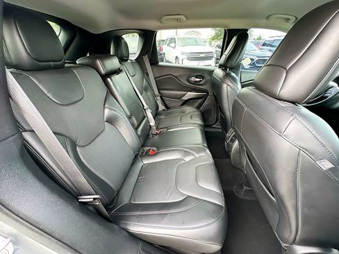 Used 2020 Jeep Cherokee Latitude Lux w/ Comfort/Convenience Group FWD image 24