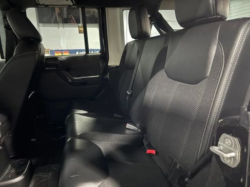Used 2017 Jeep Wrangler Unlimited Sahara image 14