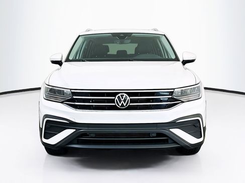Used 2023 Volkswagen Tiguan SE w/ Panoramic Sunroof Package image 2