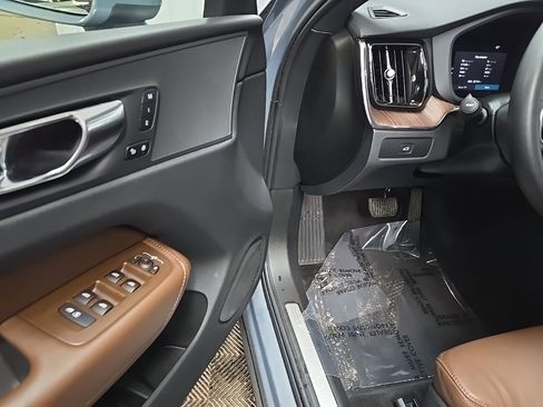 Used 2023 Volvo XC60 B5 Plus image 28