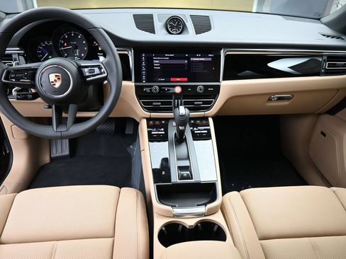 Certified 2025 Porsche Macan AWD/4WD image 6