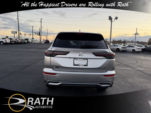 New 2025 Mitsubishi Outlander SE image 8