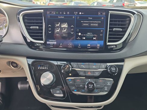 Used 2024 Chrysler Pacifica Touring-L FWD image 17