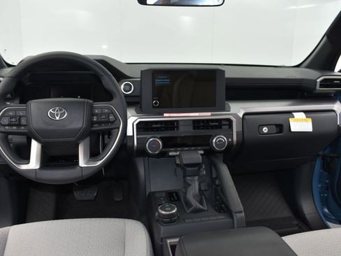 Used 2025 Toyota 4Runner SR5 AWD/4WD image 15