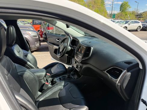 Used 2019 Jeep Cherokee Latitude Plus w/ Comfort/Convenience Group AWD/4WD image 12