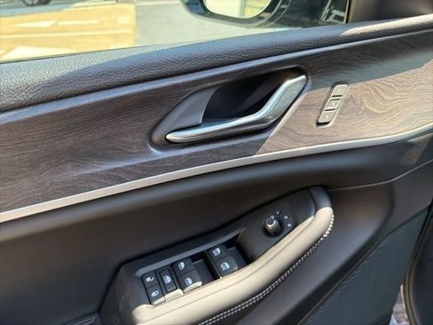 Used 2025 Jeep Grand Cherokee L Limited w/ Luxury Tech Group II RWD image 9