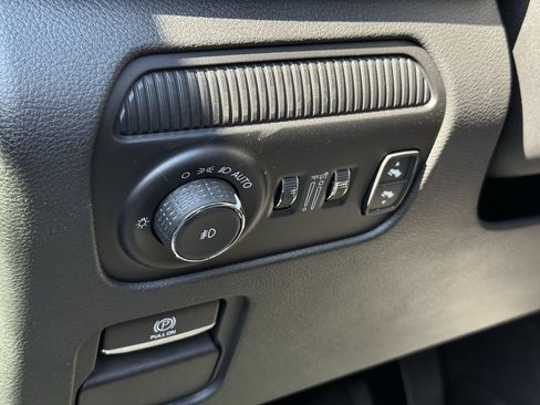 Used 2024 Jeep Wagoneer Series III w/ Premium Group I AWD/4WD image 12