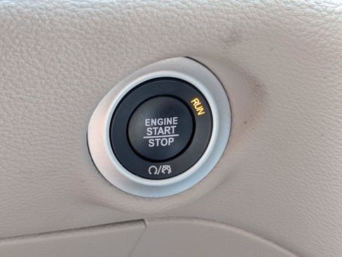 Used 2021 Chrysler Pacifica Touring-L w/ Uconnect Theater Family Group AWD/4WD image 15