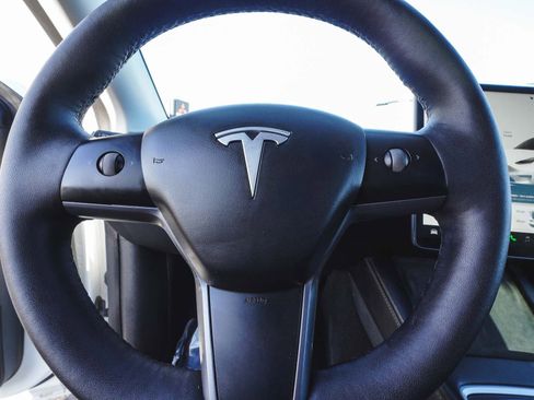 Used 2022 Tesla Model Y Long Range image 25