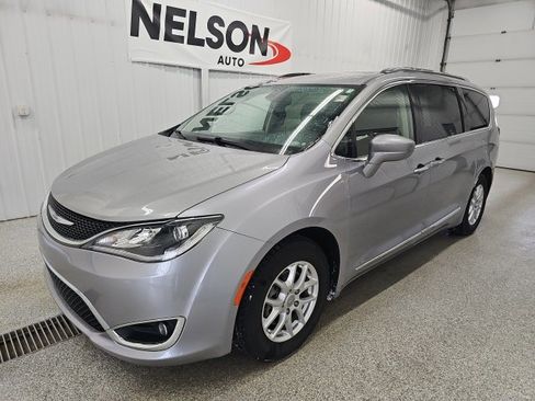 Used 2020 Chrysler Pacifica Touring-L image 4