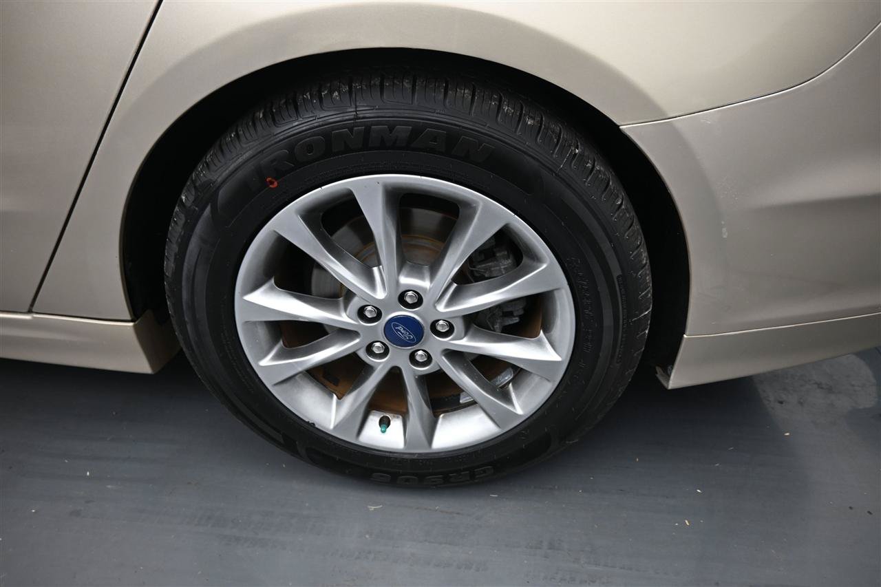 Used 2017 Ford Fusion SE w/ Fusion SE Technology Package FWD image 19