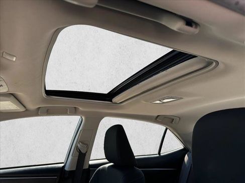 Used 2019 Toyota Corolla LE w/ LE Premium Package w/Moonroof FWD image 8