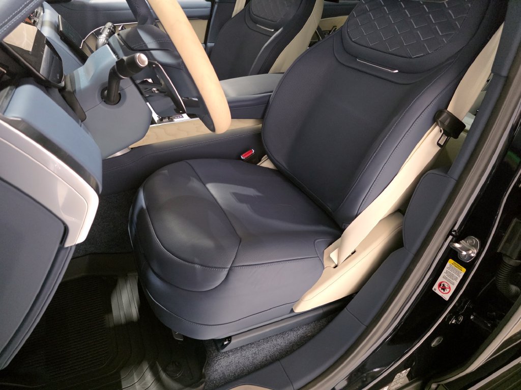New 2026 Land Rover Range Rover SV AWD/4WD image 12