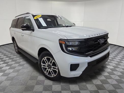 Used 2025 Ford Expedition Active AWD/4WD image 3