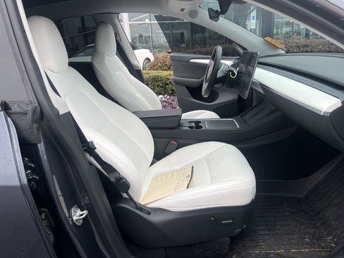 Used 2023 Tesla Model Y Long Range image 35