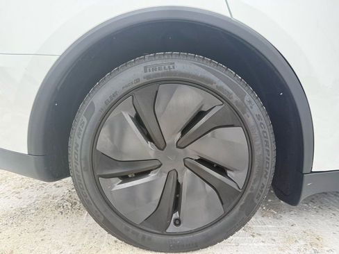 Used 2026 Tesla Model Y 2WD image 16