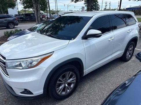 Used 2016 Toyota Highlander Plus FWD image 3