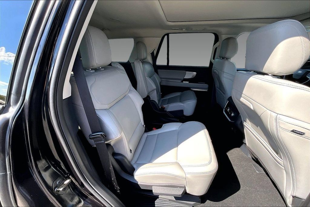 Used 2025 Ford Expedition Active RWD image 16