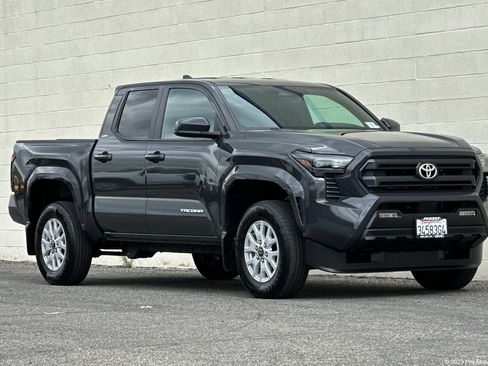 Used 2025 Toyota Tacoma SR5 AWD/4WD image 1