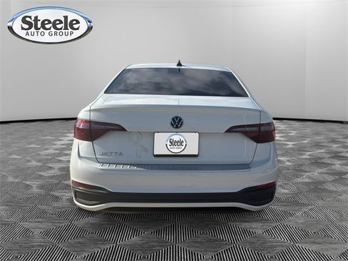 Used 2022 Volkswagen Jetta Sport image 4